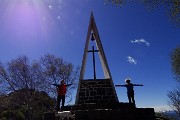 74 Alla croce del monumento Ai Caduti della Montagna al Passo del Fo (1284 m)
